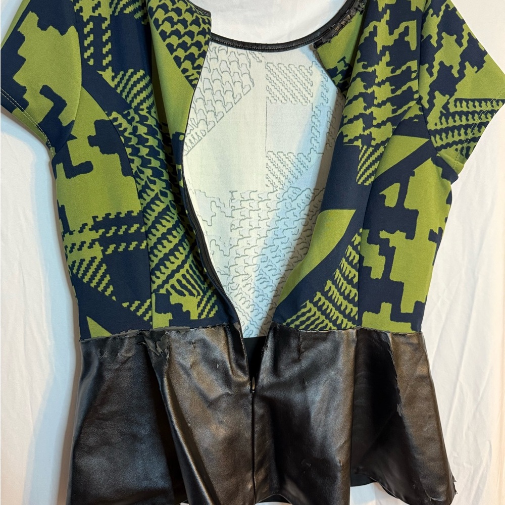Romeo & Juliet Couture Women’s Medium Blouse | Green & Black Peplum Blouse - Picture 15 of 16